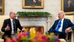 Kanselir Jerman Olaf Scholz (kiri) saat bertemu dengan Presiden Joe Biden di Washington, 9 Februari 2024. (Foto: Andrew Harnik/AP Photo)