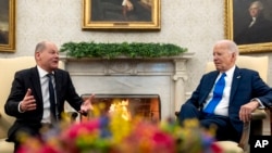 Kanselir Jerman Olaf Scholz (kiri) saat bertemu dengan Presiden Joe Biden di Washington, 9 Februari 2024. (Foto: Andrew Harnik/AP Photo)