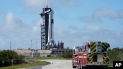 SpaceX Falcon 9 с капсулой Crew Dragon на мысе Канаверал, 13 ноября 2020 года