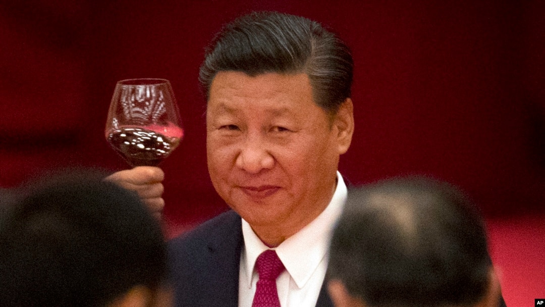 Presiden China Xi Jinping menyulang para hadirin dalam resepsi di Balai Rakyat China pada Hari Libur Nasional di Beijing, China, 1 Oktober 2017. (Foto: dok).