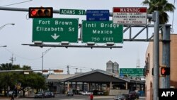 Un hombre camina cerca del Puente Internacional Gateway, entre las ciudades de Brownsville, Texas, y Matamoros, Tamaulipas el 15 de marzo de 2021.