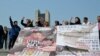 2013年5月4日韩国活动人士在分隔南北的非军事区附近的和平公园放飞“解放朝鲜同胞”口号的气球。