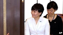 FILE - Japanese first lady Akie Abe talks with participants during a roundtable meeting as part of Japan-U.S. Joint Girls Education event at Iikura Guest House in Tokyo.