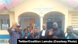 Luc Malembe, molebeli ya lingoma Lamuka na Ituri (C) kati ya baninga baye, nsima kobimisa na boloko na Bunia, 6 février 2020. (Twitter/Coalition Lamuka)