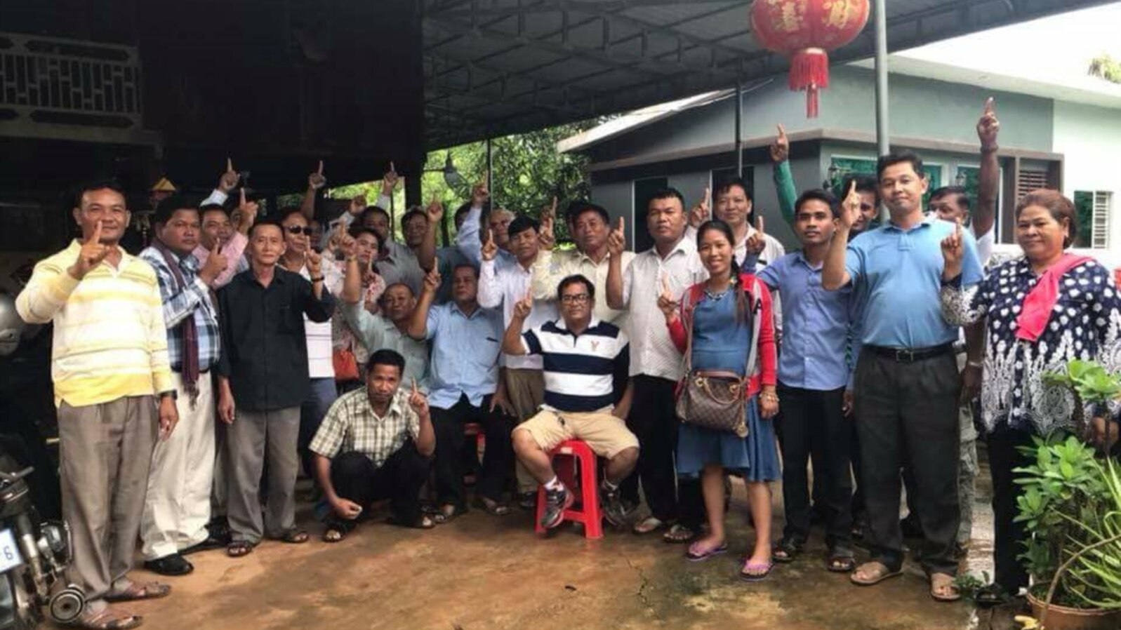 រូបឯកសារ៖ អតីត​មន្រ្តី​គណបក្ស​សង្រ្គោះជាតិ​ថត​រូប​ជុំគ្នា​កាល​ពី​ថ្ងៃ​ទី​១៩ ខែកកក្កដា ដើម្បី​បង្ហាញ​«ម្រាមដៃស្អាត»​មិន​ចូលរួម​ការ​បោះឆ្នោត​(រូបថតពីហ្វេសប៊ុក​លោក ជា ជីវ)