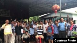 Former officials from the now-dissolved Cambodia National Rescue Party gathered for a noodle-eating party in Anglong Ville commune in Battambang province and took this group photo in support of the Clean Finger Campaign (courtesy photo)