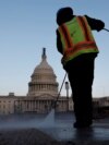 Radnica čisti ispred zgrade američkog Kongresa (Foto: Reuters/Jonathan Ernst)