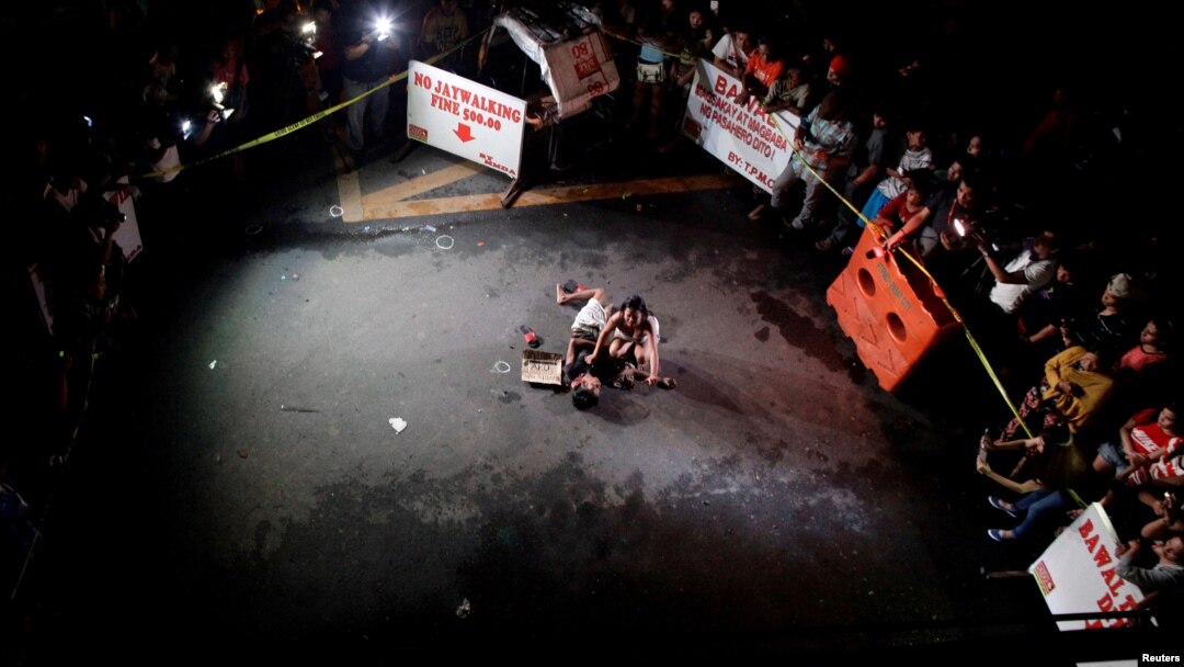 Jennelyn Olaires, (26 tahun) meratapi jenazah pasangannya yang tewas dibunuh oleh kartel narkoba di Pasay city, Metro Manila, Filipina (23 Juli lalu). Enam tewas dalam operasi anti narkoba Filipina, Rabu 3/8. 