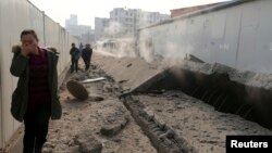 22일 중국 칭다오에서 송유관이 폭발한 가운데 사고 현장에 연기가 올라오고 있다.