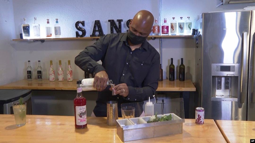 Pemilik San Bars di Austin, Texas, Chris Marshall menyiapkan koktail bebas alkohol, 5 Maret 2021.