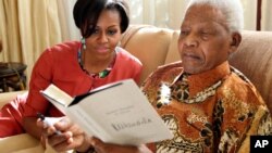 Nelson Mandela tare da matar Obama