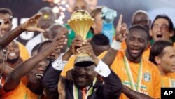 L'équipe nationale de la Côte d'Ivoire célèbre avec après le président du Parlement ivoirien, Guillaume Soro, après la victoire en la finale de la Coupe d'Afrique des nations contre le Ghana à Bata, Guinée équatoriale, 8 février 2015