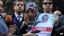 Tawakkol Karman, ganadora del Premio Nobel de la Paz 2011 sostiene una foto del desaparecido periodista saudita Jamal Khashoggi quien vivía en el exilio en EE.UU., mientras habla con periodistas cerca del consulado de Arabia Saudita en Estambul, el viernes 5 de octubre de 2018.