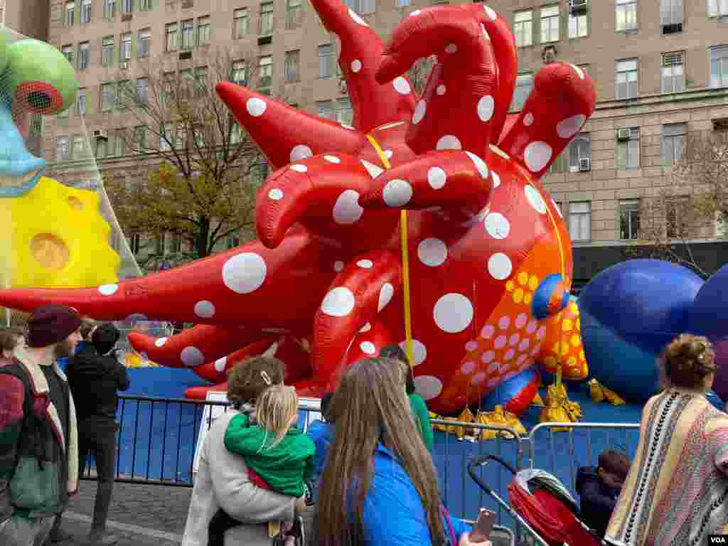 Los globos de los personajes pueden llegar hasta 55 pies (16 metros) del suelo y tan bajos como 10 pies (3 metros). 