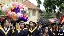 Graduating students from the National Institute of Education, Phnom Penh, Cambodia, March 27, 2018. (Khan Sokummono/VOA Khmer)