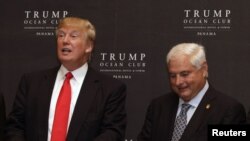 El magnate Donald Trump y el presidente de Panamá, Ricardo Martinelli, en la inauguración del Ocean Club en ciudad de Panamá.