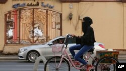 Una mujer saudita monta su bicicleta en Jeddah, Arabia Saudita, el viernes 27 de septiembre de 2019. (AP/ Amr Nabil) El domingo 6 de octubre de 2019, el reino anunció que permitirá a las mujeres alquilar habitaciones de hotel sin necesidad de un guardián masculino.