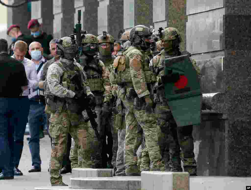 یک مرد ازبکستانی در بانکی در شهر کی‌یف پایتخت اوکراین تهدید به بمبگذاری کرد و سریع ماموران ویژه حاضر شدند و با او برای تسلیم مذاکره کردند. 