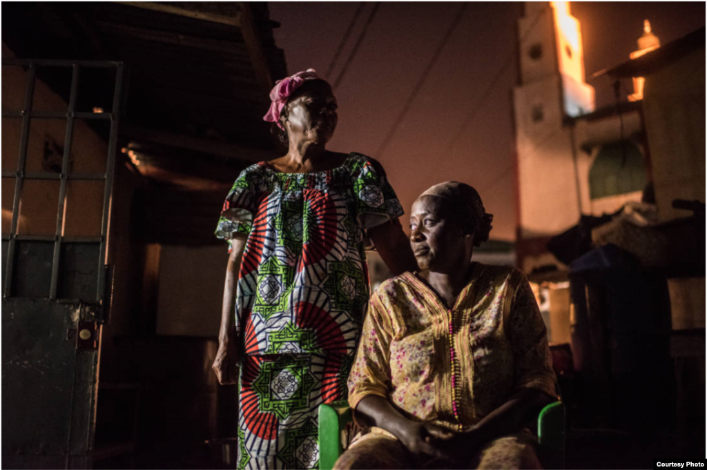 Mamaissata Camara, à l&rsquo;extérieur de la maison où elle vivait avec sa soeur Habibatou Camara au moment des événements du 28 septembre 2009, violées au stade national.