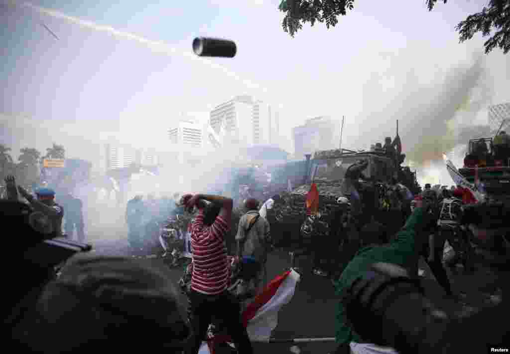 Polisi menggunakan gas air mata dan meriam air mata untuk membubarkan para pendukung kandidat presiden yang kalah, Prabowo Subianto, dekat Mahkamah Konstitusi di Jakarta, Indonesia (21/8).