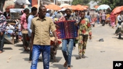 Somalis without facemasks visit the Bakara Market in Mogadishu, Dec. 2, 2020. Much of the population in Somalia hasn't taken the coronavirus seriously.