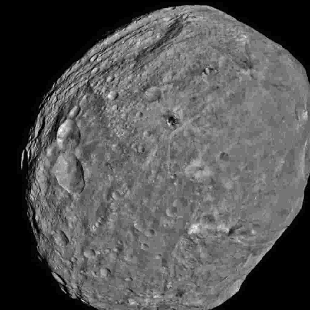 Esta imagen difundida por la NASA y capturada por la nave espacial “Amanecer” a 5.200 kilómetros de distancia muestra el asteroide Vesta.