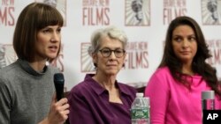 Rachel Crooks, à gauche, Jessica Leeds, au centre, et Samantha Holvey, conférence de presse, New York, le 11 décembre 2017. 