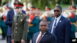 President of Mozambique Filipe Nyusi, centre, attends a wreath laying ceremony at the Tomb of the Unknown Soldier in Moscow, Russia, Wednesday, Aug. 21, 2019.