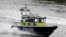 Cảnh sát tuần tra trên sông Thames gần cầu London  khi cầu được mở trở lại tiếp sau vụ khủng bố làm 7 người chết và hàng chục người bị thương tại trung tâm London ngày 5/6/2017.