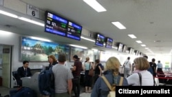 ທັກ​ທ່ອງ​ທ່ຽວ​ຊາວ​ຕ່າງ​ປະ​ເທດ ຢູ່​ສະ​ໜາມ​ບິນ​ສາ​ກົນ ວັດ​ໄຕ.