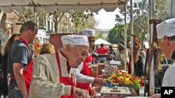 Kirk Douglas Serving Thanksgiving (Eve) Meal, 24 Nov 2010