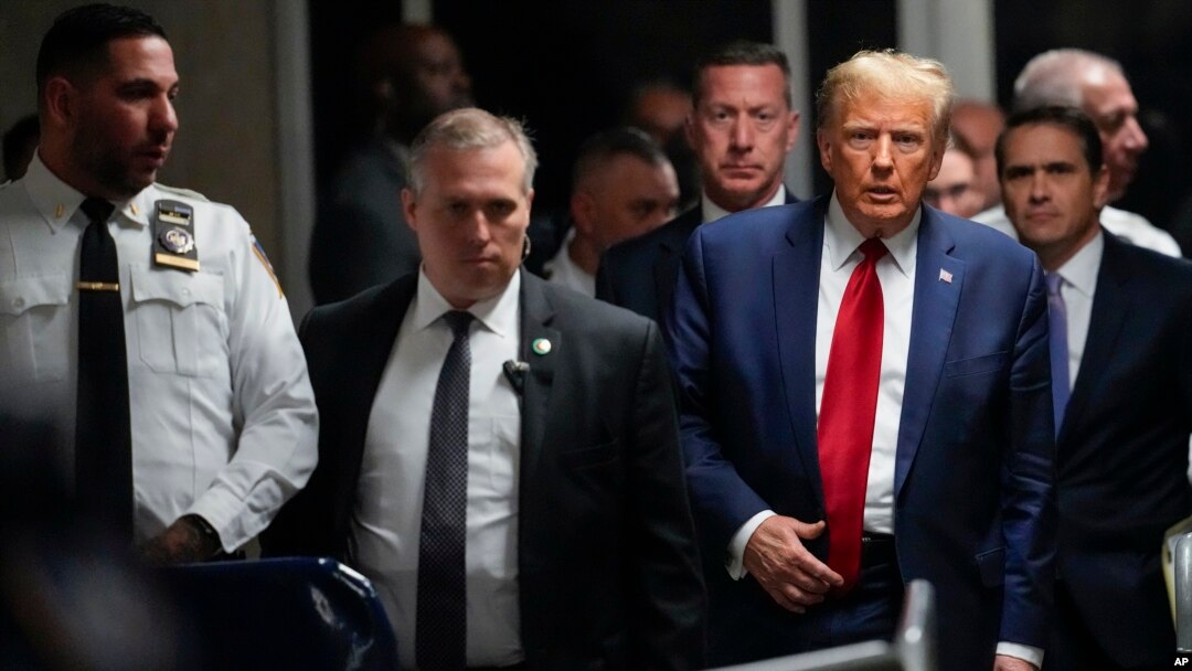 ARCHIVO - El expresidente estadounidense Donald Trump sale de la corte penal de Manhattan, el 15 de febrero de 2024, en Nueva York.