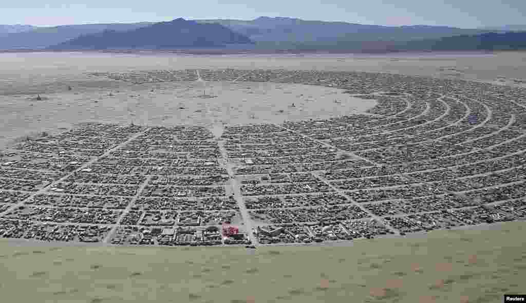 An aerial view of the Burning Man 2014 &quot;Caravansary&quot; arts and music festival in the Black Rock Desert of Nevada, USA, Aug. 27, 2014.