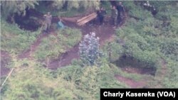 Des militaires d’un drone à l’endroit des échanges de tirs entre l’armée congolaise et celle du Rwanda dans le parc de Virunga, dans le Nord-Kivu, 16 février 2018. (VOA/Charly Kasereka)