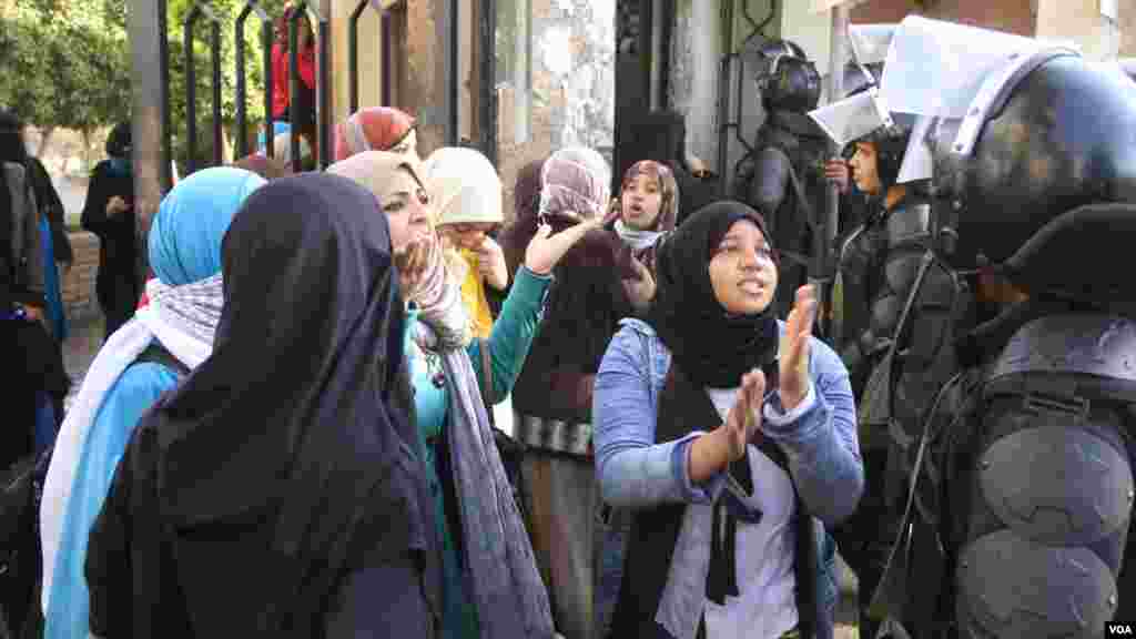 Female Islamist students speak to police during a protest at Al-Azhar University in Cairo, Dec. 11, 2013. (Hamada Elrasam for VOA)