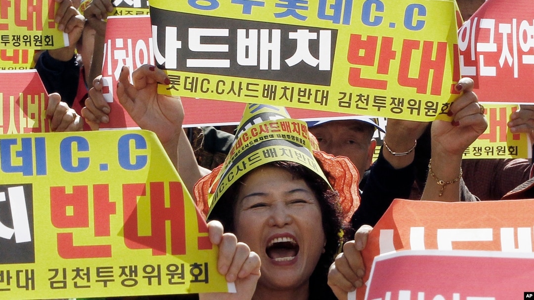 Seorang warga di sebuah kota Korea Selatan pedesaan meneriakkan slogan untuk memprotes rencana AS untuk menggelar sistem pertahanan rudal canggih yang disebut Terminal Tinggi Altitude Lokasi Pertahanan, (THAAD), di lingkungan mereka, di Seoul, Korea Selatan, 5 Oktober 2016. (AP Photo/Ahn Young-joon)