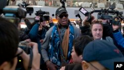 Bivši košarkaš NBA Denis Rodman na aerodromu u Pekingu, uoči leta za Pjongjang