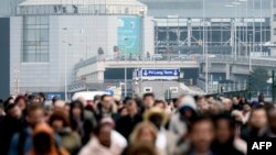 Para penumpang dievakuasi dari bandara Brussels di Zaventem (22/3) pasca serangkaian ledakan menghantam bandara dan satu stasiun bawah tanah di jantung kota itu.