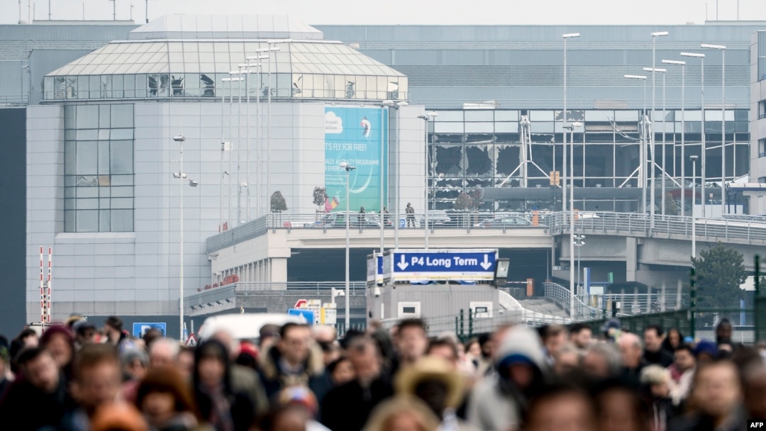 Warga meninggalkan lokasi ledakan di bandar udara Zaventem dekat Brussels, Belgia (22/3). 