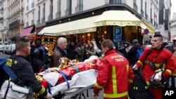 Bomberos evacúan en una camilla a un hombre herido en una explosión por una fuga de gas en París, Francia, el 12 de enero de 2019. (AP Foto/Thibault Camus)