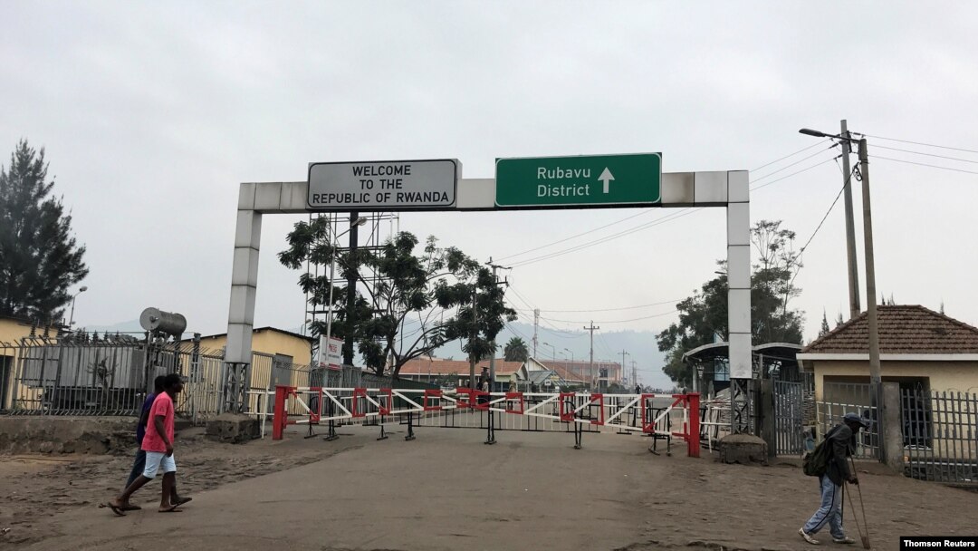 Warga Kongo berjalan di dekat penghalang gerbang di perbatasan dengan Rwanda menyusul penutupannya akibat ancaman wabah Ebola di Goma. (Foto: dok).