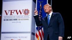 El presidente de EE.UU. Donald Trump reacciona a la música con que es recibido en la Convención Nacional de Veteranos de Guerras Extranjeras en Kansas City, Missouri. Julio 24 de 2018. Foto: AP/Evan Vucci.