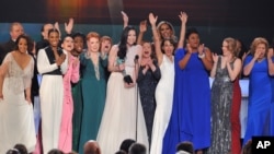 Laura Prepon, tengah, dan pemain serta kru "Orange is the New Blac" menerima penghargaan Screen Actors Guild Awards (SAG Awards) ke-22.