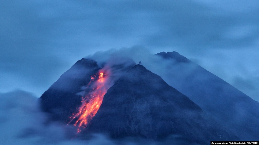 Gunung Merapi menyemburkan lahar panas saat meletus, seperti terlihat dari Wonorejo di Sleman, Yogyakarta, 18 Januari 2021. (Foto: Antara/Andreas Fitri Atmoko via REUTERS)