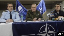 Начальник полиции Косово Бехар Селими, командующий НАТО в Косово Эрхард Буехлер и начальник полиции ЕС Удо Мюллер