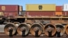 Las ruedas de los trenes se almacenan junto a los contenedores de envío en los vagones de ferrocarril en el Superpuerto Roberts Bank en Delta, Columbia Británica, Canadá, el 2 de julio de 2023. REUTERS/Chris Helgren.