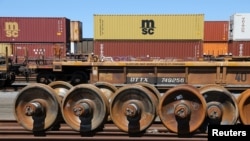 Las ruedas de los trenes se almacenan junto a los contenedores de envío en los vagones de ferrocarril en el Superpuerto Roberts Bank en Delta, Columbia Británica, Canadá, el 2 de julio de 2023. REUTERS/Chris Helgren.