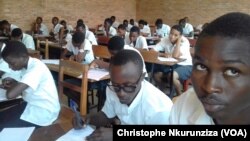 Elèves du secondaire lors des examens, à Bujumbura, au Burundi, le 21 juin 2017. (VOA/Christophe Nkurunziza)