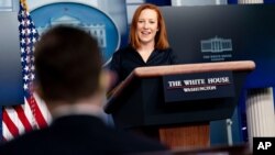 Jen Psaki, vocera de la Casa Blanca, contesta a un periodista durante una rueda de prensa, el 4 de marzo de 2021.