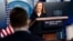 Jen Psaki, vocera de la Casa Blanca, contesta a un periodista durante una rueda de prensa, el 4 de marzo de 2021.